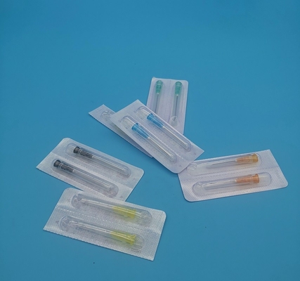 As agulhas descartáveis roxas vermelhas da seringa inclinaram para fora o diâmetro 1.4mm 17G para a insulina